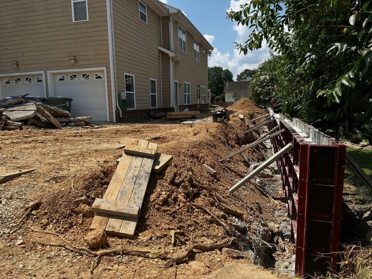 A poured-form concrete retaining wall built by HGS Contractors beside a Chattanooga home